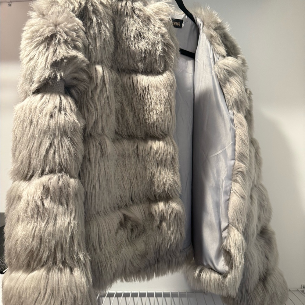 Luxurious Faux Fur Jacket - Gray